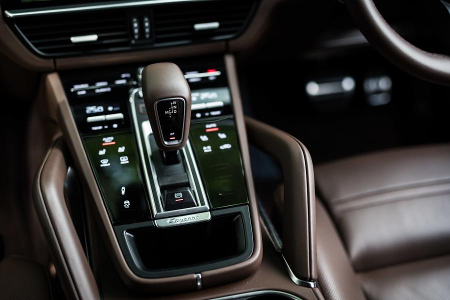 Детали интерьера Porsche Cayenne Turbo (PO536) 2018 года  (JP) (фото 20 из 24)